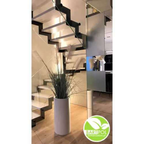 Biała doniczka Hebe o wysokości 89 cm z kompozycją sztucznych traw